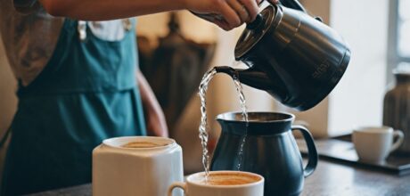 Como usar uma chaleira de gooseneck para café com precisão