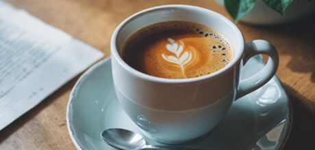 Melhor bebida para a manhã: café ou chá energizante?