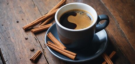 Como preparar café com especiarias: canela e cardamomo